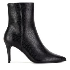 Botki MEXX. Czarne botki damskie Mexx, bez obcasa, na szpilce, bez zapięcia. Za 379.99 zł.