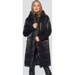 Pikowany płaszcz z błyszczącej tkaniny - Czarny. Płaszcze damskie marki FOUGANZA. W wyprzedaży za 129.99 zł.