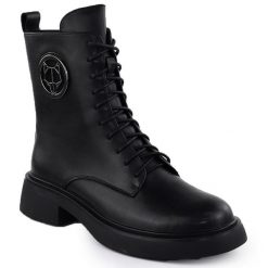 Skórzane botki damskie workery z ozdobą czarne Filippo DBT6408. Czarne botki damskie Filippo, ze skóry, bez obcasa, bez zapięcia. Za 319.99 zł.