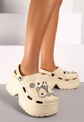 Ciemnobeżowe Wsuwane Klapki z Pianki na Platformie z Aplikacjami o Metalicznym Połysku Risettim. Brązowe klapki damskie Renee, z aplikacjami, klasyczne, bez obcasa, na platformie. Za 39.99 zł.