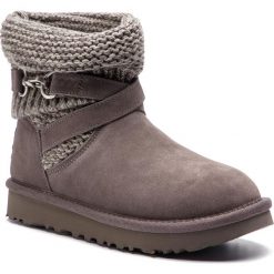 Buty UGG - W Purl Strap Boot 1098080 W/Chrc. Kozaki damskie marki UGG. W wyprzedaży za 499.00 zł.