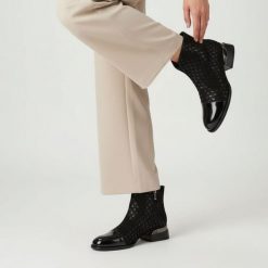 Botki damskie S. Barski, na stabilnym klocku i skórzaną cholewką we wzory, czarne, JC52-862. Czarne kozaki damskie S.BARSKI, z lakierowanej skóry, bez obcasa, na obcasie. Za 237.99 zł.