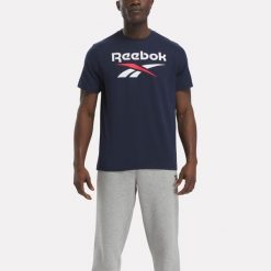 Koszulka fitness męska Reebok krótki rękaw. Niebieskie koszulki sportowe męskie Reebok, m, bez wzorów, z bawełny, bez kołnierzyka, bez ramiączek, na fitness i siłownię. W wyprzedaży za 59.99 zł.