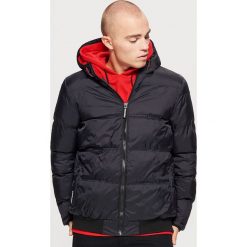 Pikowana kurtka z kapturem - Czarny. Czarne kurtki męskie Cropp. Za 229.99 zł.