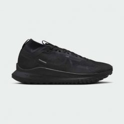 NIKE REACT PEGASUS TRAIL 4 GORE-TEX Buty do biegania męskie. Czarne buty sportowe męskie Nike, z gore-texu, bez zapięcia, do biegania, gore-tex. Za 519.99 zł.