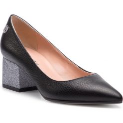 Półbuty POLLINI - SA10375C17TE400A Nero/Gli/Acc. Czarne półbuty damskie Pollini, z aplikacjami, ze skóry, bez obcasa, na obcasie, bez zapięcia. W wyprzedaży za 659.00 zł.