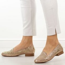 Złote ażurowe półbuty damskie M.Daszyński Sa222-14. Żółte półbuty damskie M.Daszyński, na lato, w ażurowe wzory, ze skóry, casualowe, z okrągłym noskiem, bez obcasa, na płaskiej podeszwie, bez zapięcia. W wyprzedaży za 161.10 zł.