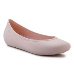 Buty Crocs Brooklyn Flat 209384-6UR różowe. Czerwone baleriny damskie bez wzorów, z materiału, bez obcasa. Za 302.18 zł.