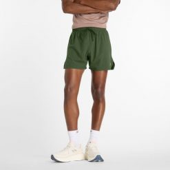 Spodenki męskie New Balance MS41286DAE – zielone. Zielone krótkie spodenki sportowe męskie New Balance, m, bez wzorów, z materiału, na fitness i siłownię. Za 299.99 zł.