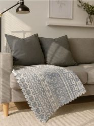 Koc z motywem świątecznym - szary. Szare kocyki dla dzieci Sinsay. Za 19.99 zł.