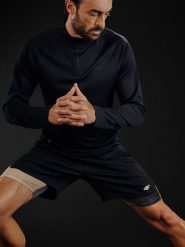 4F Longsleeve treningowy regular szybkoschnący męski - czarny M. Czarne koszulki sportowe męskie 4f, m, bez wzorów, z tkaniny, bez kołnierzyka, bez ramiączek, do biegania. Za 149.99 zł.