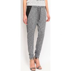SPODNIE DŁUGIE DAMSKIE ZWĘŻANE, LUŹNE. Szare spodnie dresowe damskie DRYWASH, xs, bez wzorów, z dresówki. W wyprzedaży za 49.99 zł.
