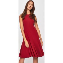 Calvin Klein - Sukienka. Czerwone sukienki damskie Calvin Klein, na co dzień, bez wzorów, z dzianiny, casualowe, bez kołnierzyka, bez ramiączek, proste. Za 699.90 zł.