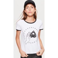 Koszulka z motywem HALLOWEEN - Biały. Białe t-shirty damskie Cropp. Za 29.99 zł.