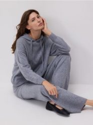 Wełniany sweter z kapturem - jasnoszary. Szare swetry damskie Reserved, l, bez wzorów, z wełny, bez kołnierzyka, bez ramiączek, z kapturem. Za 239.99 zł.