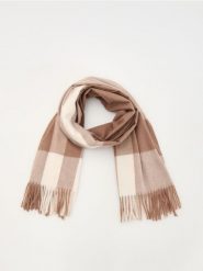 Szalik z dodatkiem wiskozy - kremowy. Białe szaliki i chusty damskie Reserved, bez wzorów, z wiskozy. W wyprzedaży za 35.99 zł.