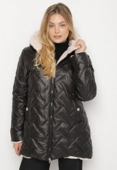 Czarno-Beżowa Pikowana Kurtka z Kapturem i Futrzaną Wyściółką Navea. Czarne kurtki damskie Born2be, plus size, bez wzorów, z dzianiny, z kapturem. Za 179.99 zł.