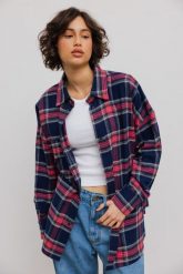 Koszula typu oversize w GRANATOWO RÓŻOWĄ KRATĘ - RENO-UNI. Czerwone koszule damskie Marsala, l, bez wzorów, z bawełny, klasyczne, bez kołnierzyka, bez ramiączek. Za 329.90 zł.