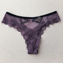 Stringi koronkowe z ozdobnymi paskami na specjalne okazje Aliana. Fioletowe stringi damskie Intica, xl, bez wzorów, z koronki. Za 69.00 zł.