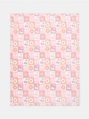 Koc w kratę - różowy. Czerwone kocyki dla dzieci Sinsay. Za 29.99 zł.