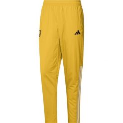 Spodnie dresowe Prematch Juventus Turin 2023/24. Brązowe spodnie sportowe męskie Adidas, bez wzorów, z dresówki, do piłki nożnej. W wyprzedaży za 235.90 zł.