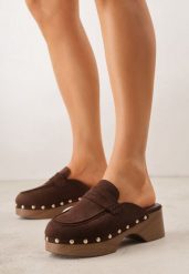 Brązowe Klapki Drewniaki w Stylu Mokasynów z Nitami Hanaria. Brązowe klapki damskie Born2be, z aplikacjami, z jeansu, eleganckie, bez obcasa, na obcasie. Za 99.99 zł.