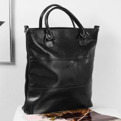 Skórzana torebka DAN-A T393 czarna. Czarne torebki do ręki damskie DAN-A, bez wzorów, ze skóry, bez dodatków. Za 269.99 zł.