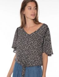 Bluzka damska z krótkim rękawem Protest HABIT. Białe bluzki damskie Protest, m, bez wzorów, z koronki, bez kołnierzyka, bez ramiączek. Za 159.90 zł.