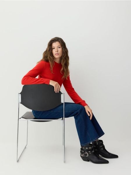 Wełniany sweter z dodatkiem kaszmiru - czerwony. Czerwone swetry damskie Reserved, l, bez wzorów, z dzianiny, bez kołnierzyka, bez ramiączek, bez kaptura. Za 299.99 zł.