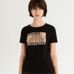 T-shirt ze złocistym nadrukiem - Czarny. Czarne t-shirty damskie Sinsay, z nadrukiem. Za 24.99 zł.