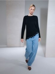 Bluzka z asymetrycznym dołem i koronką - czarny. Czarne bluzki damskie Sinsay, l, bez wzorów, z koronki, z asymetrycznym kołnierzem, bez ramiączek. Za 35.99 zł.