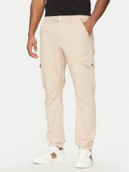 Guess Spodnie materiałowe M5RB54 WGXY1 Beżowy Slim Fit. Brązowe spodnie materiałowe męskie Guess, m, z aplikacjami, z bawełny. Za 289.99 zł.