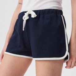 Dresowe szorty z kontrastową lamówką - Granatowy. Szorty damskie marki Sinsay. Za 29.99 zł.