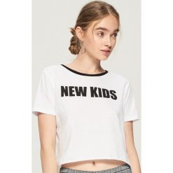 T-shirt z kontrastowym nadrukiem - Biały. Białe t-shirty damskie Sinsay, l, bez wzorów, bez kołnierzyka. W wyprzedaży za 7.99 zł.