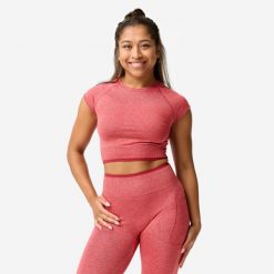 Koszulka do treningu siłowego damska Domyos crop top. Czerwone koszulki sportowe damskie DOMYOS, xs, bez wzorów, z elastanu, sportowe, bez kołnierzyka. W wyprzedaży za 49.99 zł.