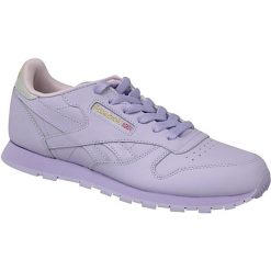 Buty do chodzenia dziewczęce, Reebok Classic Leather. Fioletowe buty sportowe dziewczęce Reebok, bez wzorów, z materiału, bez zapięcia, trekkingowe, Reebok Classic. Za 99.99 zł.