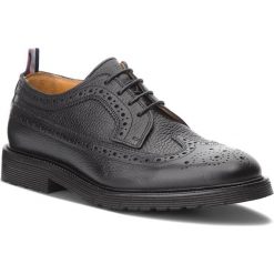 Półbuty TOMMY HILFIGER - Classic Wingtip Leat FM0FM01920 Black 990. Półbuty na co dzień męskie Tommy Hilfiger. W wyprzedaży za 479.00 zł.