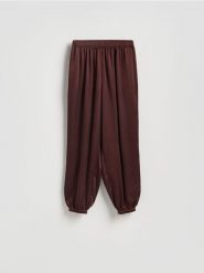 Spodnie balloon - mahoniowy. Brązowe spodnie materiałowe damskie Reserved, l, bez wzorów, z tkaniny. Za 119.99 zł.