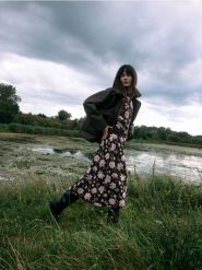 Żakardowy sweter w kwiaty - wielobarwny. Swetry damskie Reserved, l, bez wzorów, z dzianiny, bez kołnierzyka, bez ramiączek, bez kaptura. Za 159.99 zł.