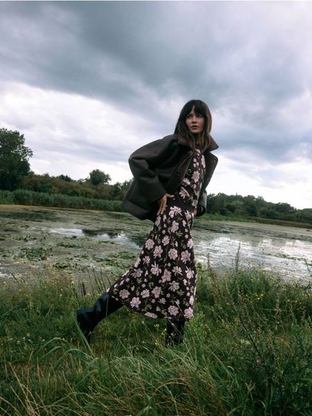 Żakardowy sweter w kwiaty - wielobarwny. Swetry damskie Reserved, l, bez wzorów, z dzianiny, bez kołnierzyka, bez ramiączek, bez kaptura. Za 159.99 zł.