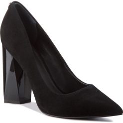 Półbuty GUESS - FLODE4 SUE08 BLACK. Czarne półbuty damskie Guess, w geometryczne wzory, ze skóry. Za 669.00 zł.