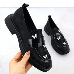 Półbuty damskie lordsy z motylkami czarne Potocki SZ12650. Czarne mokasyny damskie POTOCKI, z aplikacjami, ze skóry, bez obcasa, bez zapięcia. Za 99.00 zł.