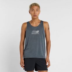 Koszulka męska New Balance MT51200GT – szara. Szare koszulki sportowe męskie New Balance, m, bez wzorów, z materiału, bez kołnierzyka, bez ramiączek, do biegania. Za 109.99 zł.