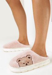 Różowe Kapcie na Platformie z Naszywką w Kształcie Misia Semisse. Czerwone kapcie damskie Born2be, z aplikacjami. Za 34.99 zł.