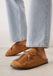 Jasnobrązowe Płaskie Klapki Mule Zdobione Frędzlami i Kokardką z Koralikami Petlame. Brązowe klapki damskie Born2be, z aplikacjami, z jeansu, boho, bez obcasa, na płaskiej podeszwie. Za 79.99 zł.