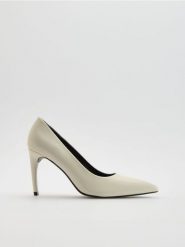 Czółenka na szpilce - biały. Białe czółenka damskie Reserved, bez wzorów, ze skóry, bez obcasa, na szpilce, bez zapięcia. Za 139.99 zł.