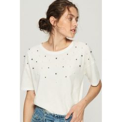 T-shirt z perłową aplikacją - Biały. T-shirty damskie marki Calvin Klein Jeans. Za 39.99 zł.