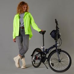 KURTKA PRZECIWDESZCZOWA NA ROWER MIEJSKI 120 PPE DAMSKA. Żółte kurtki damskie B'TWIN, l, bez wzorów, z materiału, z kapturem. Za 119.99 zł.