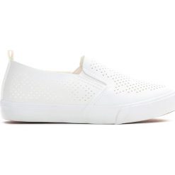 Białe Slip On Thunderstruck. Buty sportowe dziewczęce marki Born2be. Za 24.99 zł.