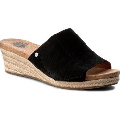 Espadryle UGG - W Danes 1014957 W/Blk. Czarne klapki damskie UGG, z aplikacjami, ze skóry, bez obcasa, na obcasie, bez zapięcia. W wyprzedaży za 229.00 zł.